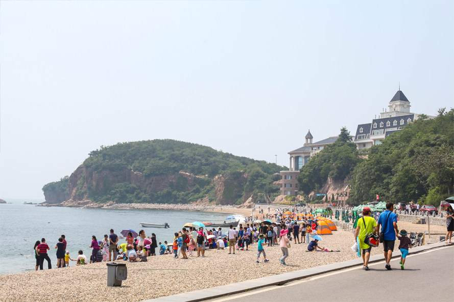 夏日的大连棒棰岛海边
